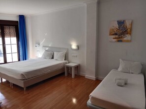 Habitación doble | Escritorio, cunas gratuitas, wifi gratis y ropa de cama 