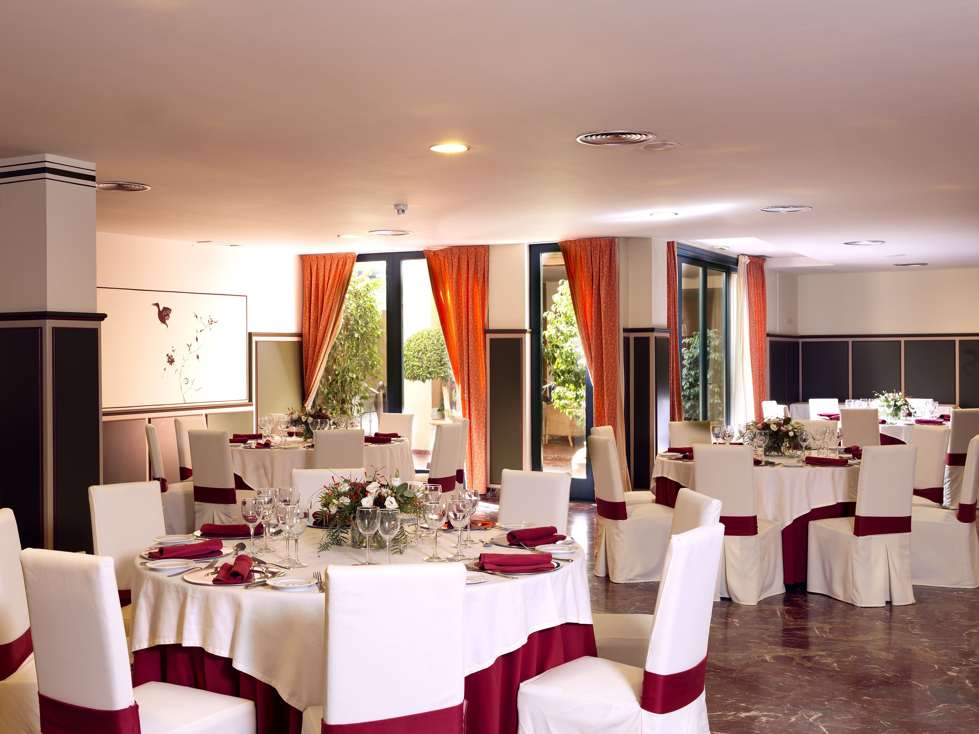 อาหารเช้าแบบบุฟเฟ่ต์ทุกวัน (EUR 14 ต่อคน)