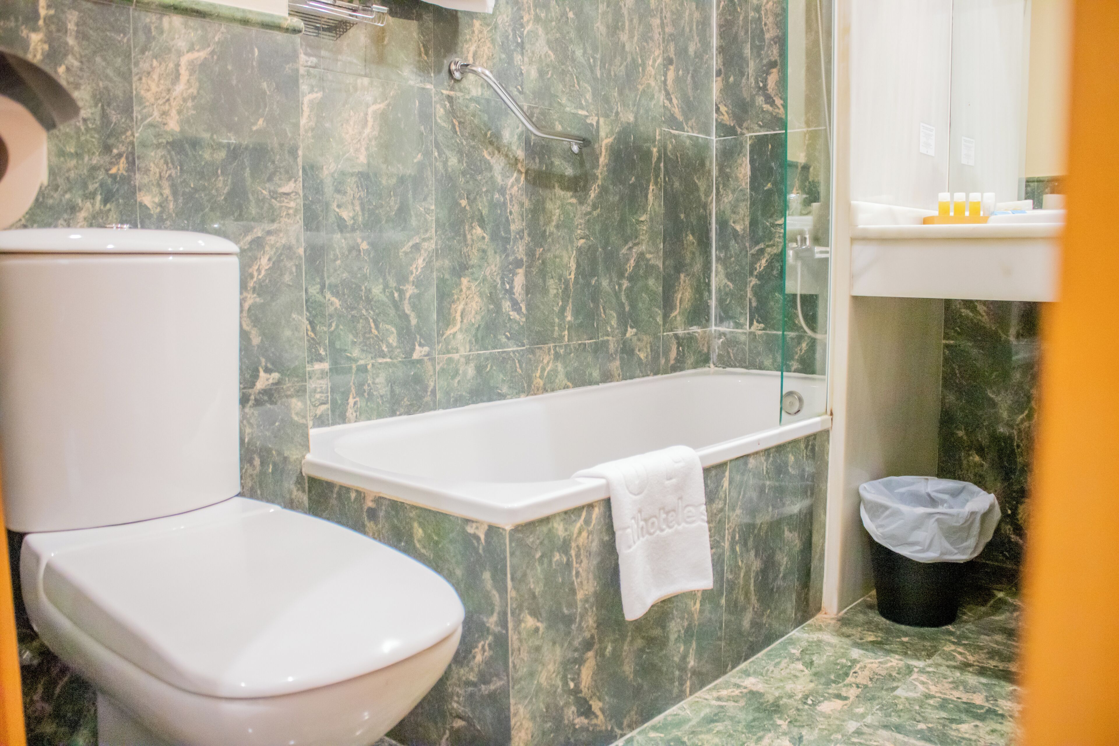 Un baño con inodoro, bañera y ducha.