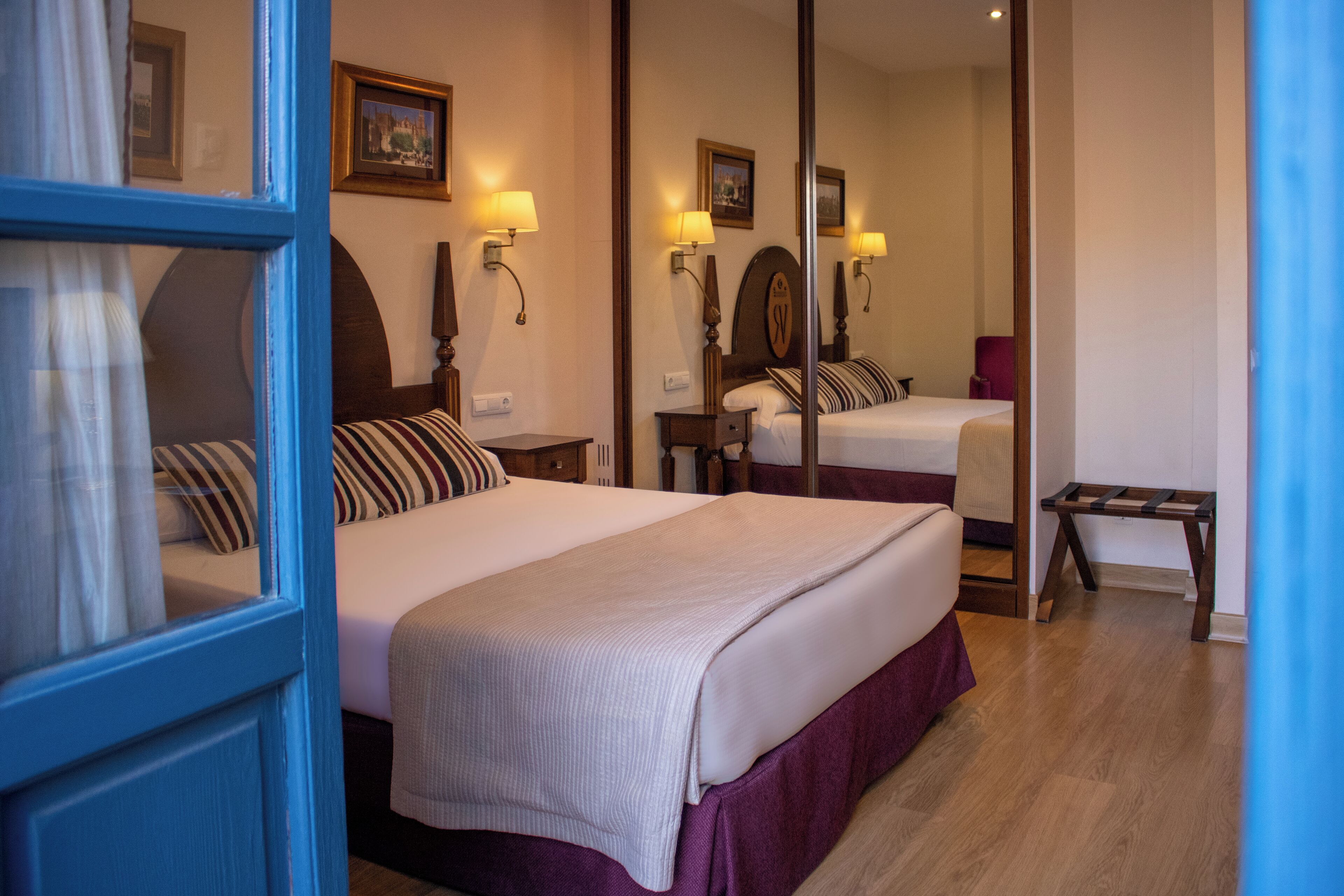 华丽双人房 | 迷你吧、客房内保险箱、特色装修、办公桌