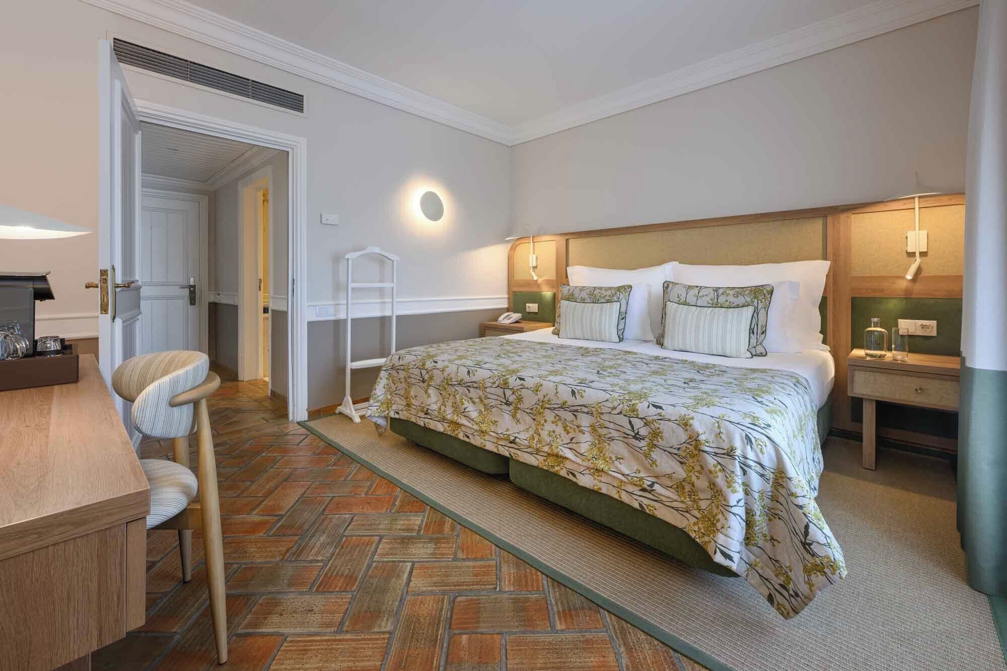 classic room, city view | 1 bedroom, minibar, in-room safe, desk