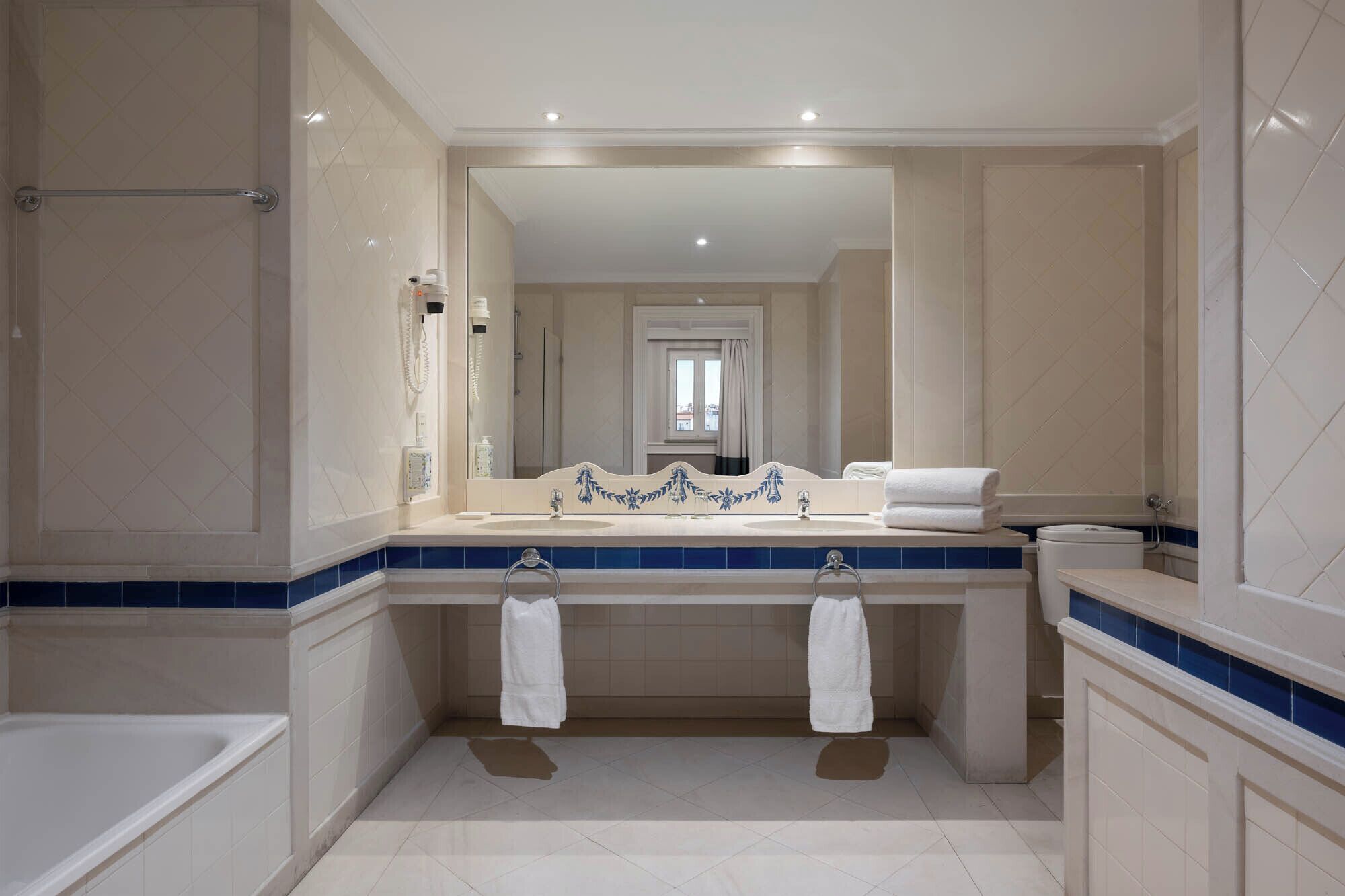 Rom – deluxe, byutsikt | Bad | Badekar, toalettartikler (inkludert), hårføner og håndklær