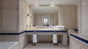 Habitación Deluxe, vista a la ciudad | Baño | Tina, amenidades de baño gratuitas, secadora de cabello, toallas