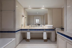 Bañera, artículos de tocador gratuitos, secador de pelo, toallas