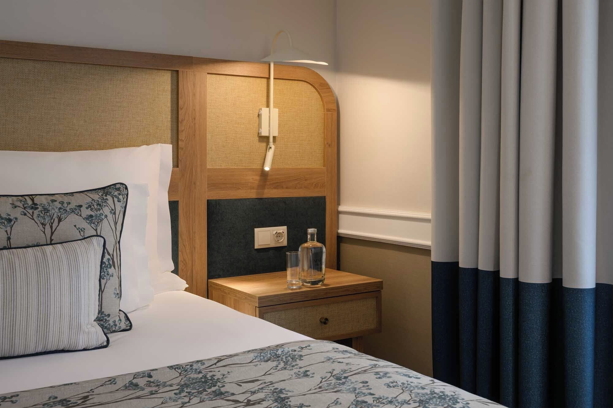 classic room, garden view | 1 bedroom, minibar, in-room safe, desk