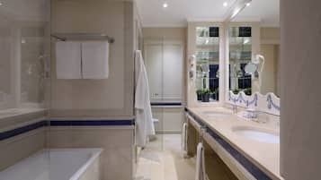 Suite | Baño | Tina, amenidades de baño gratuitas, secadora de cabello, toallas
