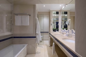 Suite | Bathroom | Bathtub, free toiletries, hair dryer, towels