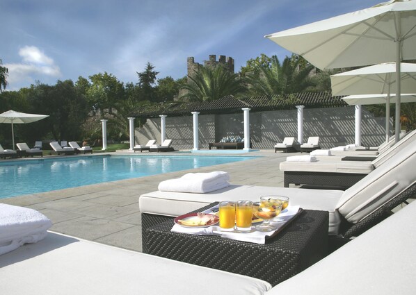 Outdoor pool, pool loungers