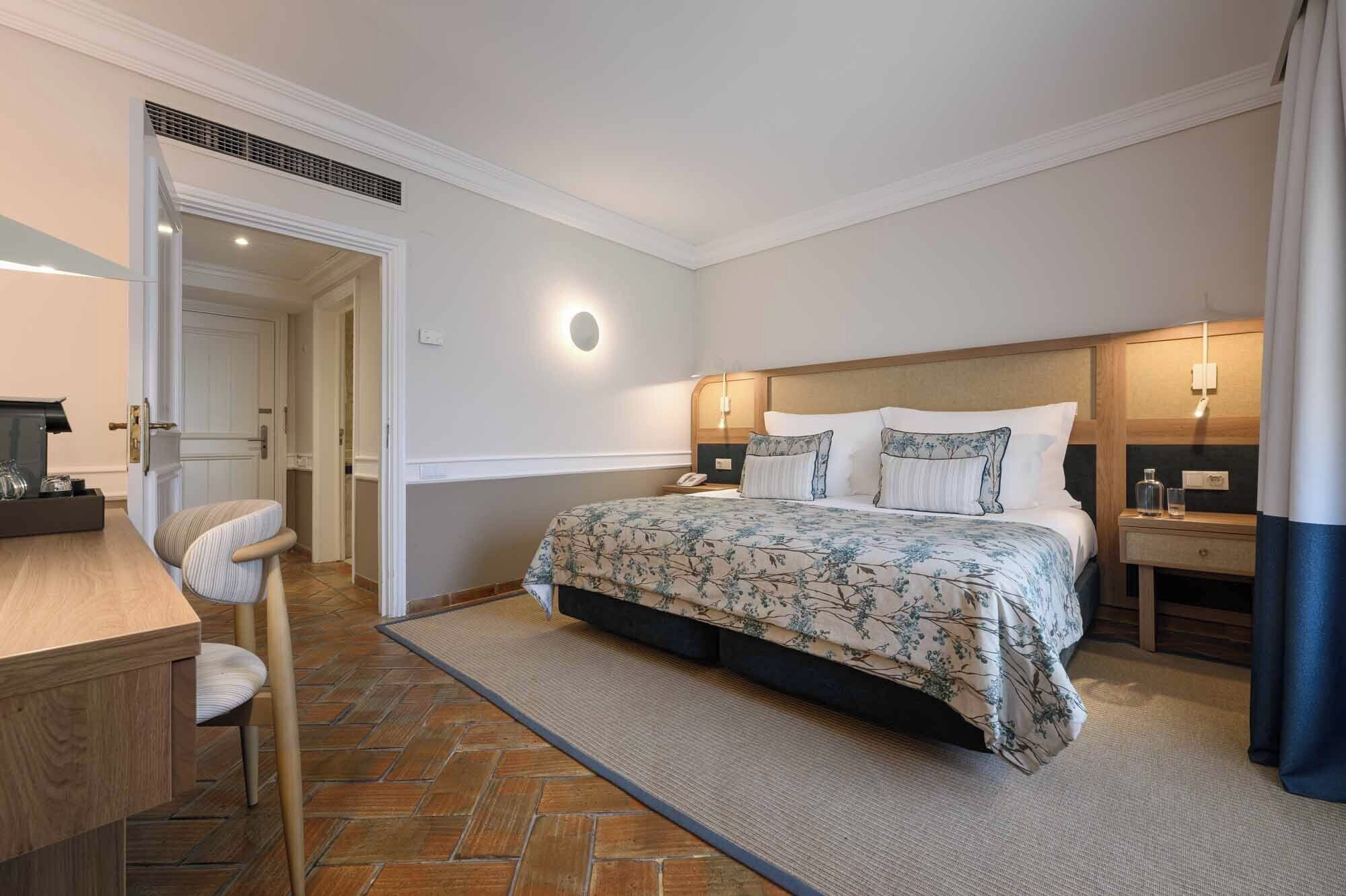 classic room, garden view | 1 bedroom, minibar, in-room safe, desk