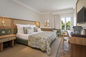 Klassieke kamer, kamers met tussendeur, uitzicht op tuin | Een minibar, een kluis op de kamer, een bureau, gratis wifi