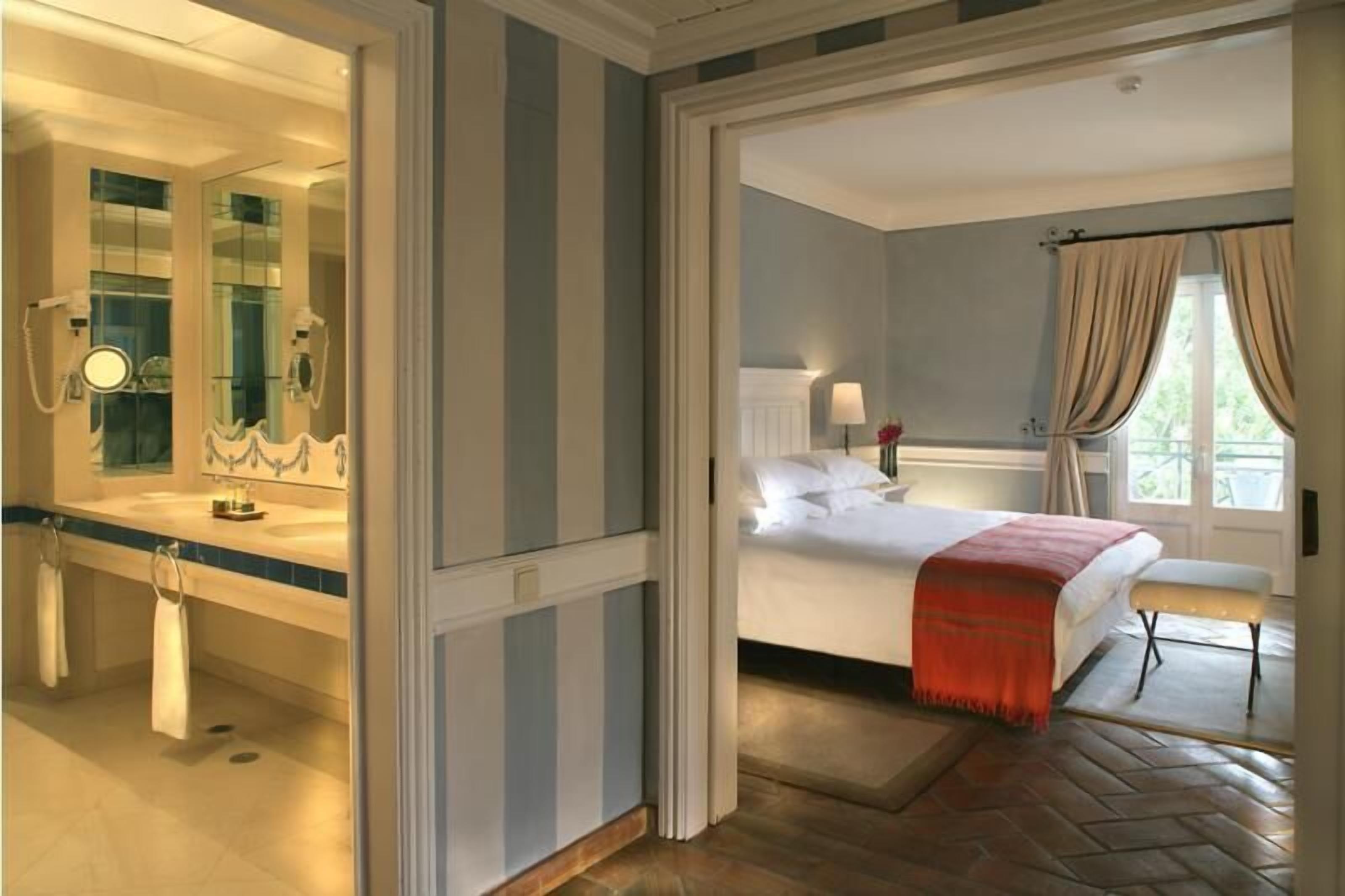 Minibar, in-room safe, desk, free WiFi