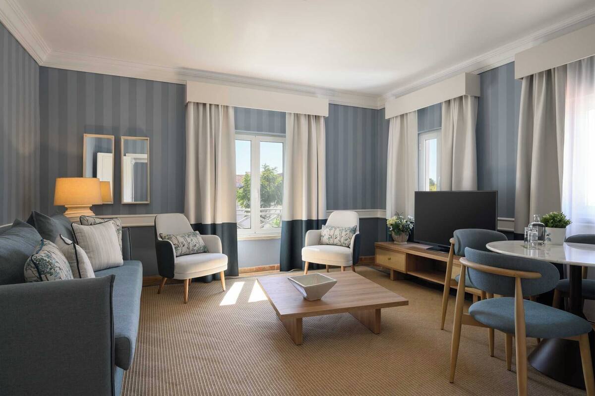 suite | living area | tv, pay films