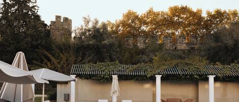 Piscine extérieure, chaises longues