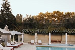 Piscine extérieure, chaises longues