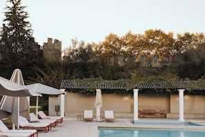 Piscine extérieure, chaises longues