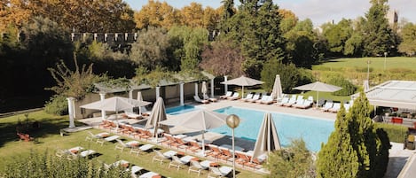Outdoor pool, pool loungers