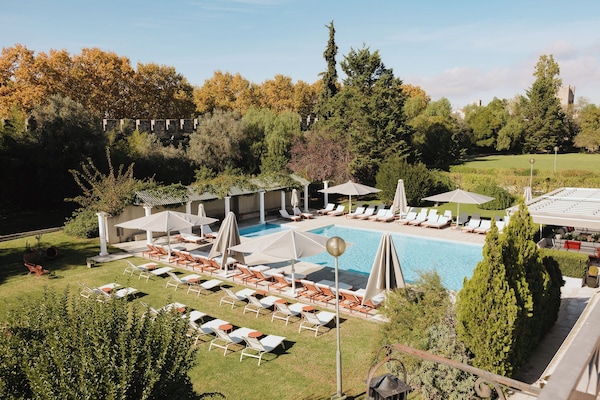 Piscine extérieure, chaises longues