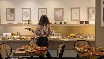 Petit déjeuner buffet servi les week-ends (17 EUR par personne)