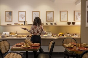 주말 뷔페 아침 식사(1인당 EUR 17)