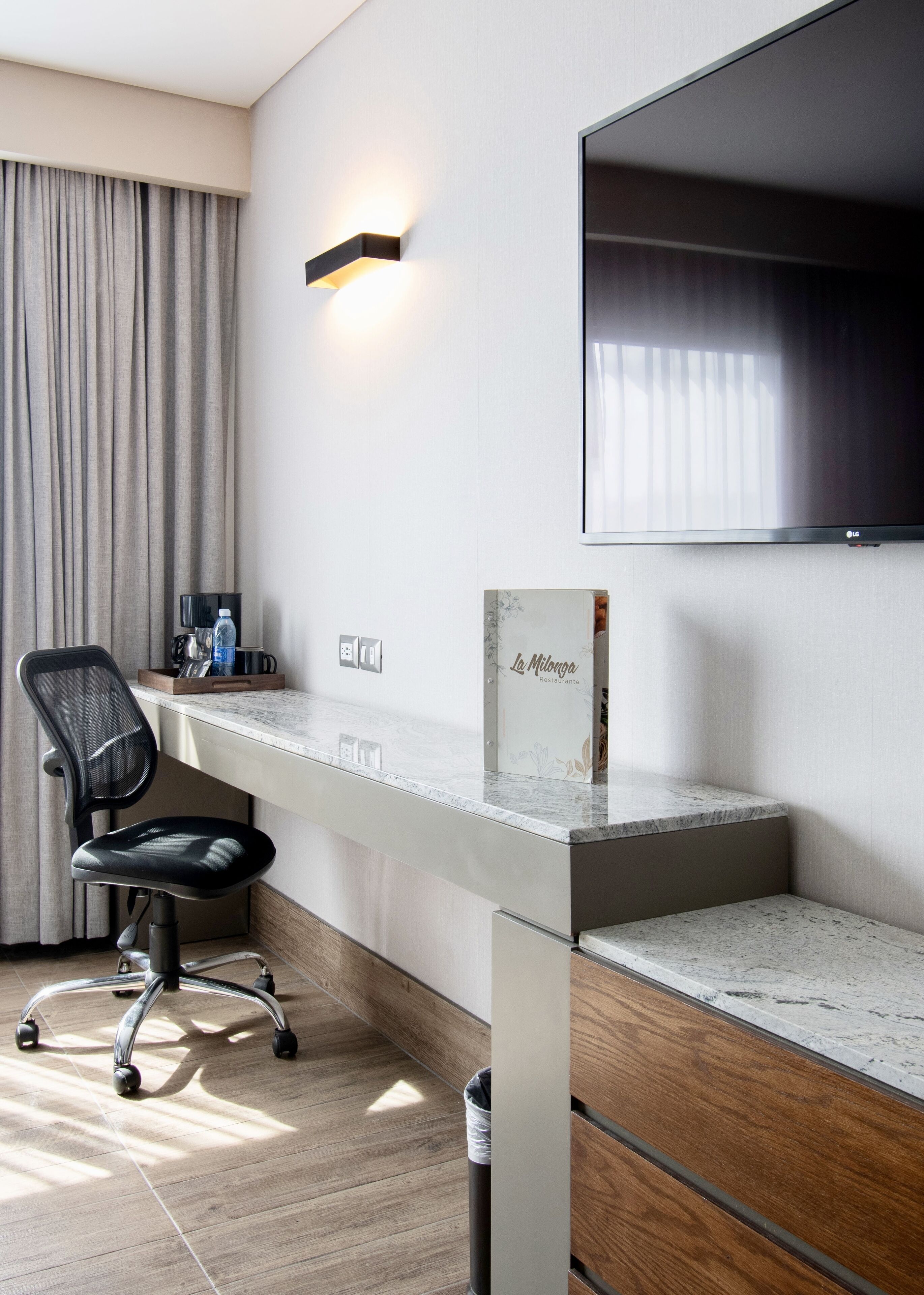 junior room | 1 bedroom, in-room safe, desk, laptop workspace