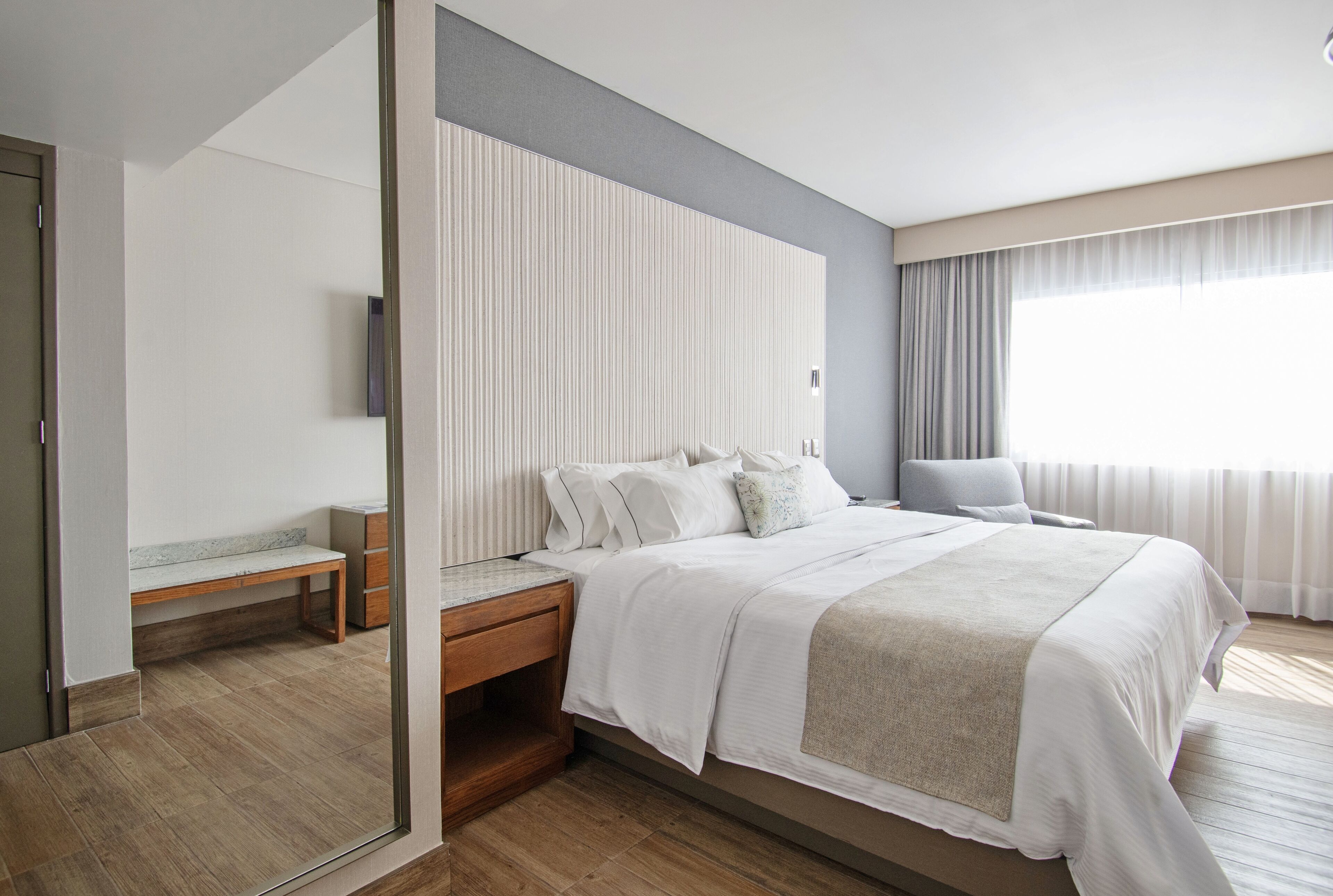 Executive Room, 1 King Bed | In-room safe, desk, laptop workspace, blackout drapes