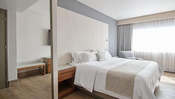 Executive Room, 1 King Bed | In-room safe, desk, laptop workspace, blackout drapes