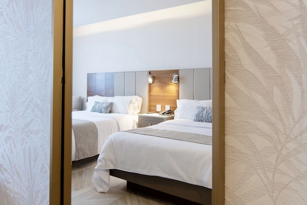 Caja de seguridad en la habitación y escritorio