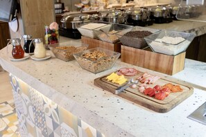 Petit déjeuner, déjeuner et dîner servis sur place