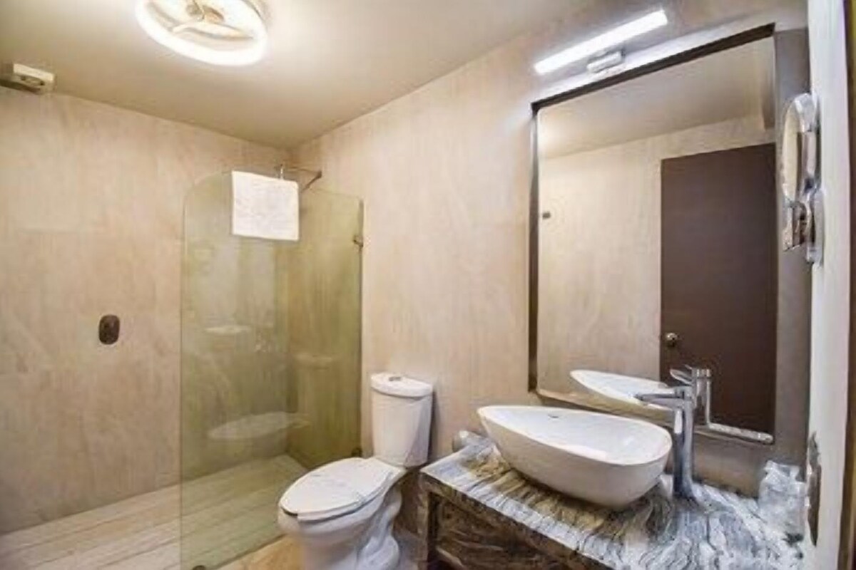Phòng tắm | Buồng tắm vòi sen, đồ dùng nhà tắm miễn phí, máy sấy tóc, khăn tắm 