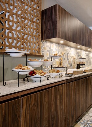 供应早餐、午餐和晚餐