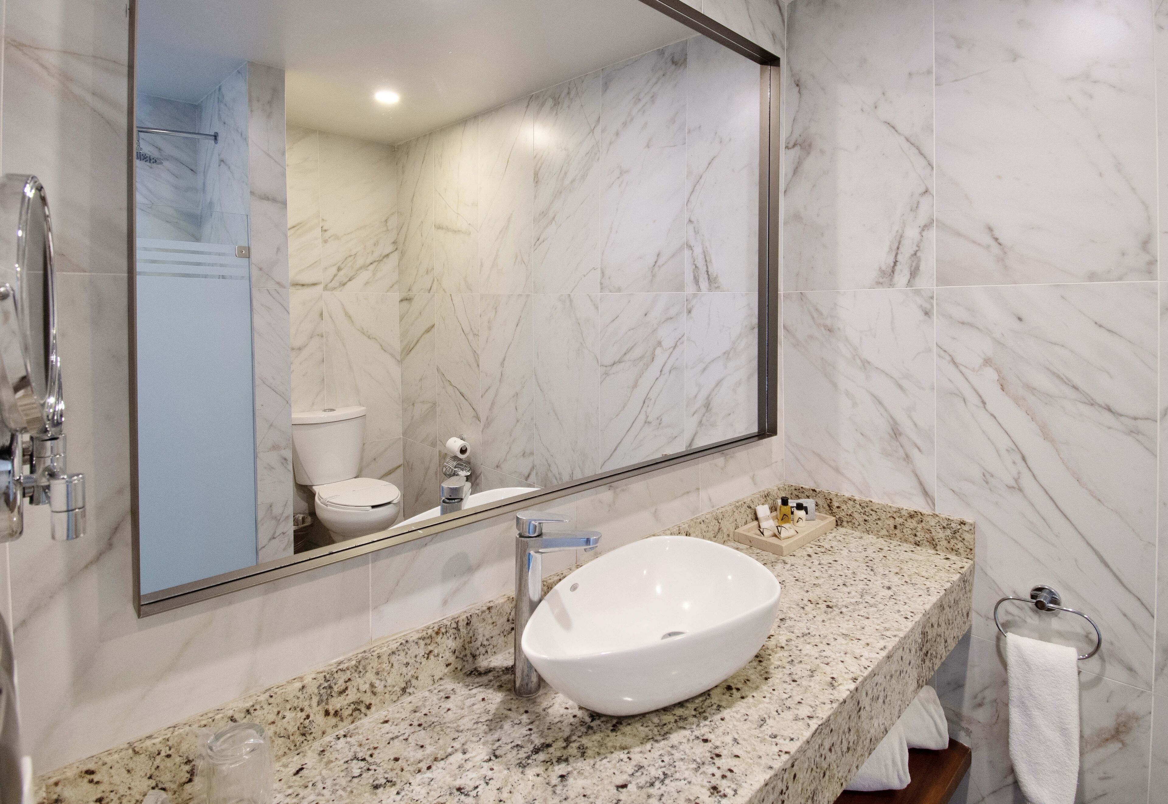 junior room | bathroom | shower, free toiletries, hair dryer, towels