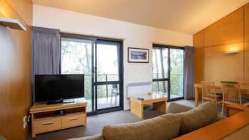 Superior 2 Bedroom Spa Chalet - S4 (1K1Q) | Living area