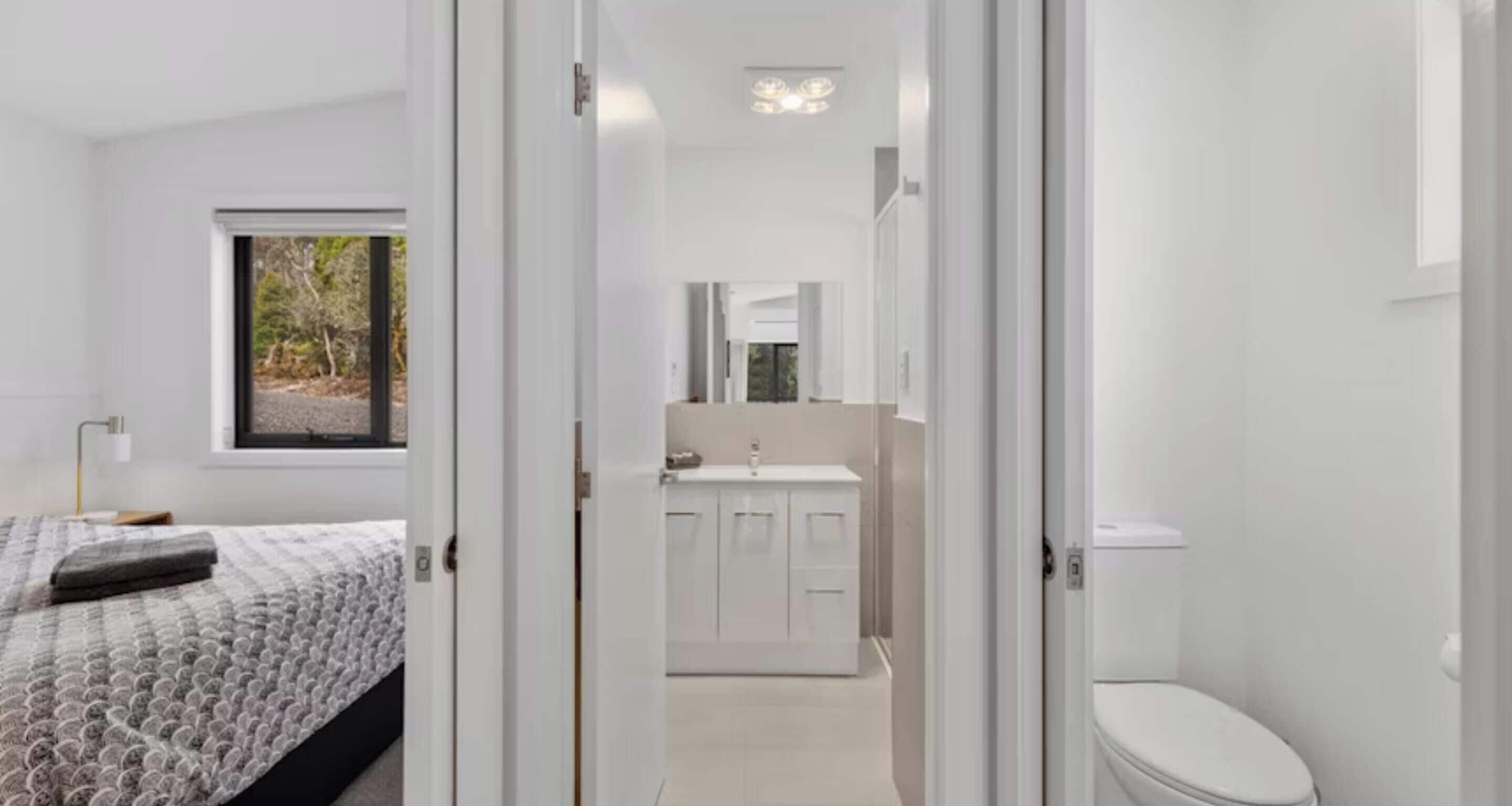 Deluxe 2 Bedroom Cabin - Sleeps 4 | Bathroom