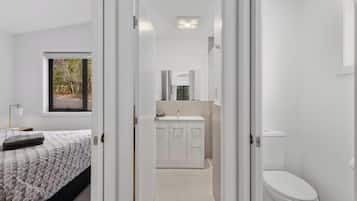 Deluxe 2 Bedroom Cabin - Sleeps 4 | Bathroom