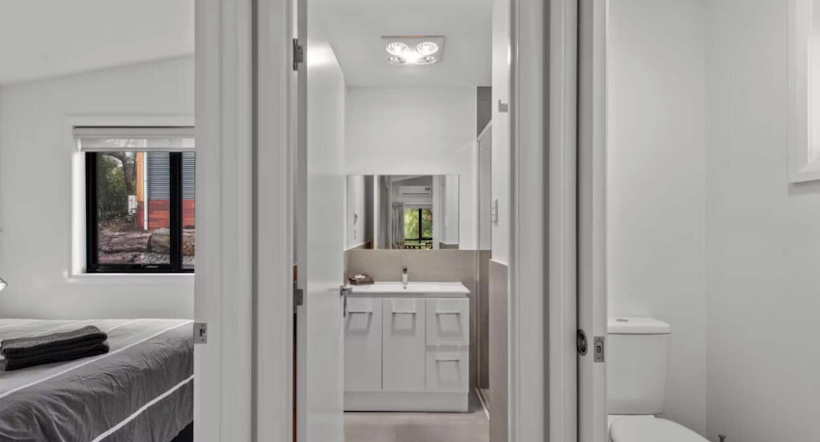 Deluxe 2 Bedroom Cabin - Sleeps 6 | Bathroom | Separate bathtub and shower, jetted bath, free toiletries, hair dryer