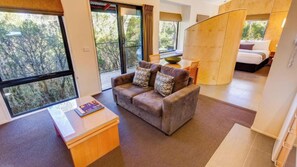 Romantische studio suite, 1 slaapkamer, bubbelbad, uitzicht op resort | Woonruimte | Een 30-inch lcd-televisie met digitale zenders en televisie