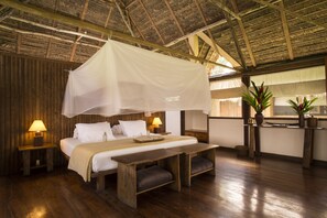 1 habitación, ropa de cama y despertador 
