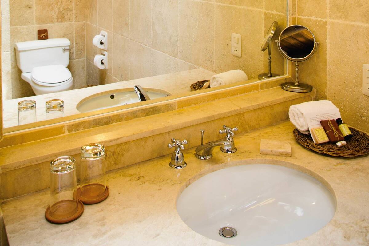 shower, free toiletries, bathrobes, slippers