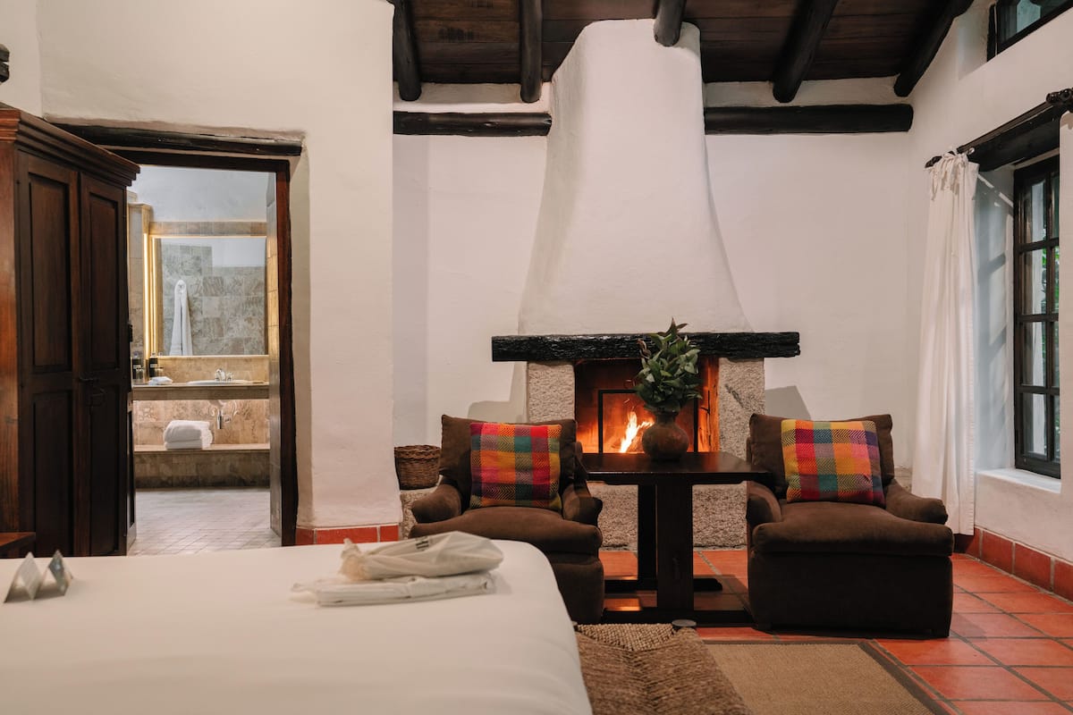 Habitación Deluxe | Ropa de cama de alta calidad, minibar, caja fuerte y camas supletorias