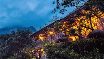 2 restaurants, breakfast served