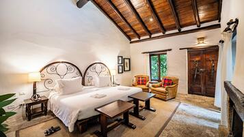 Rom – junior | Sengetøy av topp kvalitet, minibar og safe på rommet