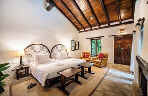 Junior kamer | Luxe beddengoed, een minibar, een kluis op de kamer, extra bedden