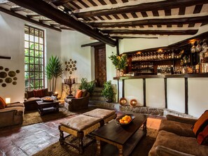 2 bars/lounges