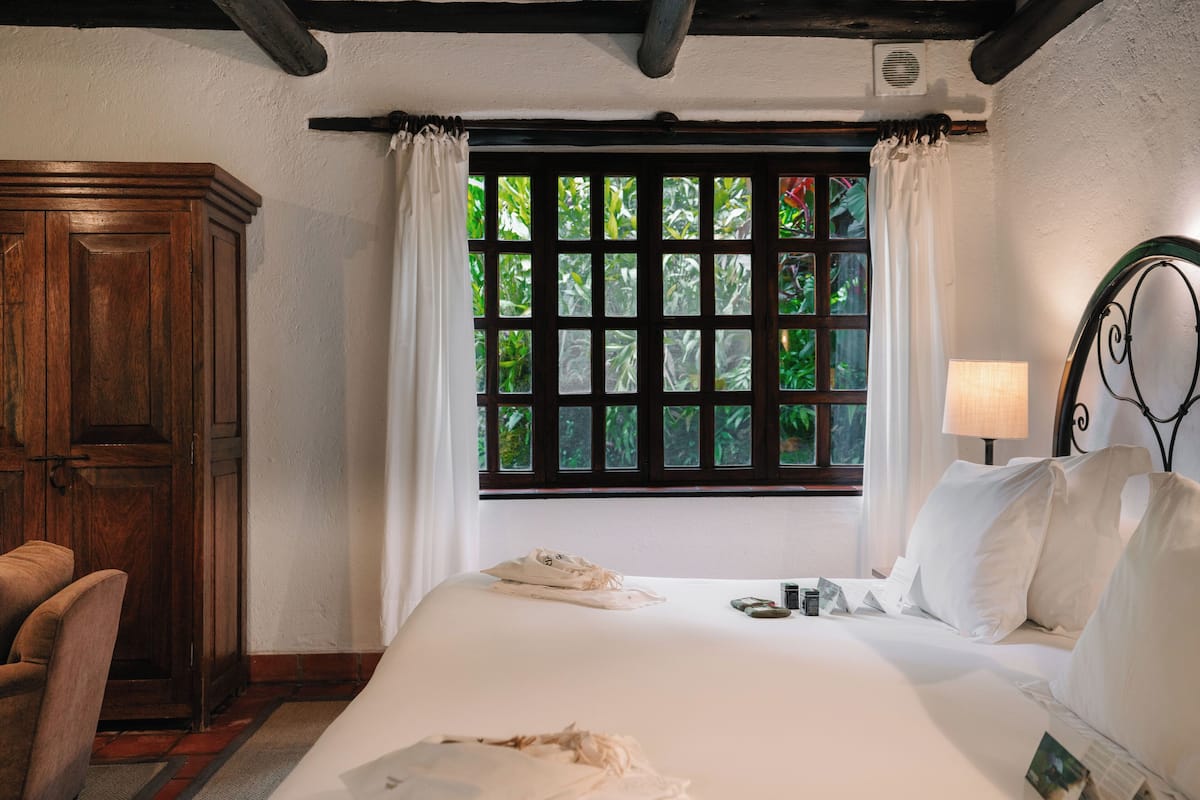 Habitación superior con 1 cama doble o 2 individuales | Ropa de cama de alta calidad, minibar, caja fuerte y camas supletorias