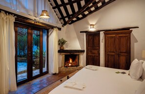 小型客房 | 高档床上用品、迷你吧、客房内保险箱、折叠床/加床（额外收费）