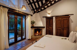 小型客房 | 高档床上用品、迷你吧、客房内保险箱、折叠床/加床（额外收费）