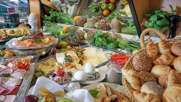 Frokostbuffé hver dag (mot et tillegg)