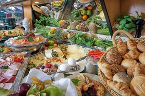 Tägliches Frühstücksbuffet (19.5 EUR pro Person)