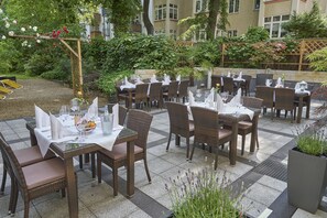 Frühstück, Abendessen, lokale Küche, Speisen im Freien 