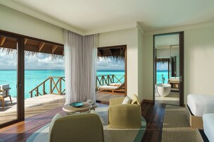 Two Bedroom Ocean Pavilion With Outdoor Pool | 泳池 | 室外游泳池，日光浴躺椅